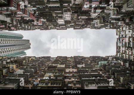 Hong Kong. 25 Sep, 2018. Hongkong, China - Die Quarry Bay Monster Gebäude in Hong Kong, China, hatten die Dreharbeiten für den Film Transformator. Die Hulking Riese ist eigentlich fünf miteinander verbundene Türme in den 1960er Jahren gebaut. Credit: SIPA Asien/ZUMA Draht/Alamy leben Nachrichten Stockfoto