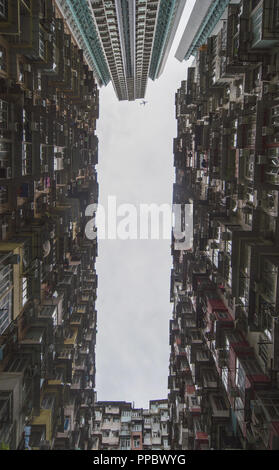 Hong Kong. 25 Sep, 2018. Hongkong, China - Die Quarry Bay Monster Gebäude in Hong Kong, China, hatten die Dreharbeiten für den Film Transformator. Die Hulking Riese ist eigentlich fünf miteinander verbundene Türme in den 1960er Jahren gebaut. Credit: SIPA Asien/ZUMA Draht/Alamy leben Nachrichten Stockfoto