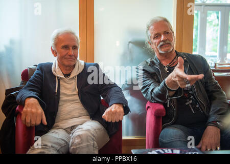 München, Bayern. 04 Sep, 2018. Klaus Eberhartinger (L-R), Sänger der Ersten Allgemeinen Verunsicherung (SAV) und Thomas Spitzer, Gitarrist und Texter der SAV, sitzen an einem Interview mit dpa. Die SAB endet nach mehr als 40 Jahren und im Gegensatz zu seiner humorvollen Ruf, Blätter mit ein sehr politisches Album. (Dpa ''Wir'' in den Ruhestand gehen ab 25.09.2018) Credit: Lino Mirgeler/dpa/Alamy leben Nachrichten Stockfoto