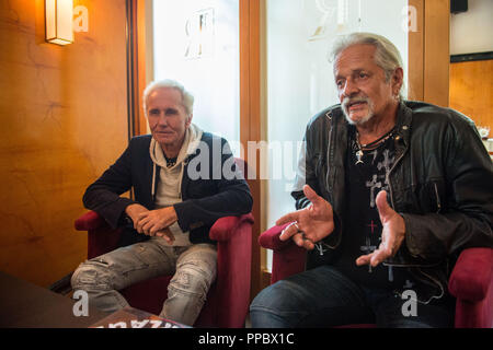 München, Bayern. 04 Sep, 2018. Klaus Eberhartinger (L-R), Sänger der Ersten Allgemeinen Verunsicherung (SAV) und Thomas Spitzer, Gitarrist und Texter der SAV, sitzen an einem Interview mit dpa. Die SAB endet nach mehr als 40 Jahren und im Gegensatz zu seiner humorvollen Ruf, Blätter mit ein sehr politisches Album. (Dpa ''Wir'' in den Ruhestand gehen ab 25.09.2018) Credit: Lino Mirgeler/dpa/Alamy leben Nachrichten Stockfoto