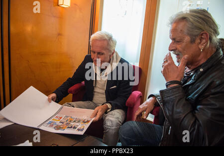 München, Bayern. 04 Sep, 2018. Klaus Eberhartinger (L-R), Sänger der Ersten Allgemeinen Verunsicherung (SAV) und Thomas Spitzer, Gitarrist und Texter der SAV, sitzen an einem Interview mit dpa. Die SAB endet nach mehr als 40 Jahren und im Gegensatz zu seiner humorvollen Ruf, Blätter mit ein sehr politisches Album. (Dpa ''Wir'' in den Ruhestand gehen ab 25.09.2018) Credit: Lino Mirgeler/dpa/Alamy leben Nachrichten Stockfoto