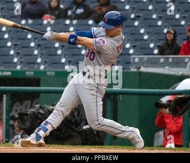 Washington, Vereinigte Staaten von Amerika. 23 Sep, 2018. New York Mets linken Feldspieler Michael Conforto (30), die im ersten Inning gegen die Washington Nationals fliegt bei Nationals Park in Washington, DC am Sonntag, 23. September 2018. Credit: Ron Sachs/CNP (Einschränkung: Keine New York oder New Jersey Zeitungen oder Zeitschriften innerhalb eines 75-Meilen-Radius von New York City) | Verwendung der weltweiten Kredit: dpa/Alamy leben Nachrichten Stockfoto