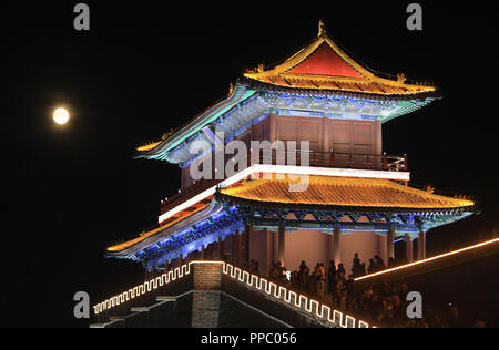 Shijiazhuang, Provinz Hebei Provinz Chinas. 24 Sep, 2018. Touristen besuchen Zhengding Altstadt in Zhengding County, im Norden der chinesischen Provinz Hebei, Sept. 24, 2018. Credit: Zhang Haiqiang/Xinhua/Alamy leben Nachrichten Stockfoto