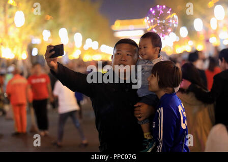 Shijiazhuang, Provinz Hebei Provinz Chinas. 24 Sep, 2018. Touristen nehmen Fotos in Zhengding Altstadt in Zhengding County, im Norden der chinesischen Provinz Hebei, Sept. 24, 2018. Credit: Liang Zidong/Xinhua/Alamy leben Nachrichten Stockfoto