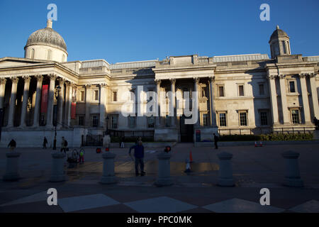 London, UK, 25. September 2018, am frühen Morgen blauer Himmel über den Trafalgar Square in London wie hohen Druck setzt diese Woche zu errichten, das Wetter wird wärmer geworden und mehr angesiedelt im Süden mit Regen im Norden von England © Keith Larby/Alamy leben Nachrichten Stockfoto