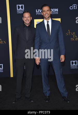 Los Angeles, Kalifornien, USA. 24 Sep, 2018. Cheyenne Jackson und Jason Landau kommt für die Premiere des Films "Ein Star ist geboren" im Shrine Auditorium. Credit: Lisa O'Connor/ZUMA Draht/Alamy leben Nachrichten Stockfoto