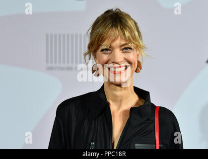 24 September 2018, Berlin: Schauspielerin Heike Makatsch kommt auf die Bühne Theater des Westens zu erhalten der "First Steps Award" für junge Talente. Foto: Soeren Stache/dpa Stockfoto