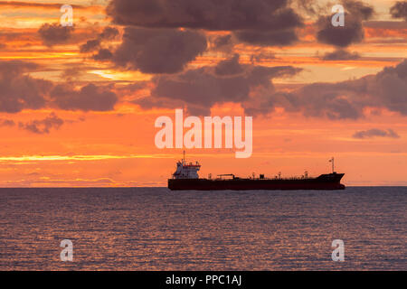 Fountainstown, Cork, Irland. 25. September, 2018. Öltanker Thun Gemini vor Anker als Dawn Licht bricht Fountainstown, Co Cork, Irland. Quelle: David Creedon/Alamy leben Nachrichten Stockfoto