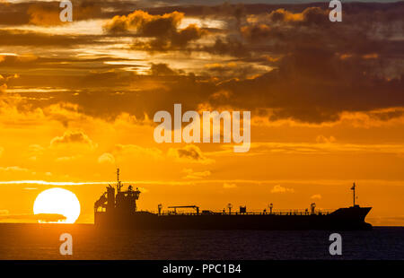 Fountainstown, Cork, Irland. 25. September, 2018. Öltanker Thun Gemini vor Anker als th Sun ab, Fountainstown, Co Cork, Irland. Quelle: David Creedon/Alamy leben Nachrichten Stockfoto