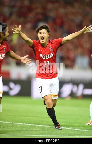 Saitama, Japan. 23 Sep, 2018. Daiki Hashioka (Rot) Fußball: Daiki Hashioka der Urawa Reds feiert ihren zweiten Tor durch Shinzo Koroki (L) während der 2018 J 1 League Match zwischen Urawa Red Diamonds 4-0 Vissel Kobe an der Saitama Stadion 2002 in Saitama, Japan. Credit: Hitoshi Mochizuki/LBA/Alamy leben Nachrichten Stockfoto