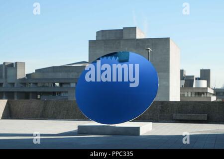 London, den 25. September 2018: Anish Kapoors Arbeit Himmel Spiegel, Blau, 2016. Platz Laufräder in Hayward Gallery verfügt über Kunstwerke über einen Zeitraum von ca. 50 Jahren von den 20 führenden internationalen Künstlern. Platz Laufräder in Hayward Gallery läuft vom 26. September 2018 bis zum 6. Januar 2019. Credit: Claire Doherty/Alamy leben Nachrichten Stockfoto