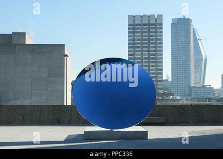 London, den 25. September 2018: Anish Kapoors Arbeit Himmel Spiegel, Blau, 2016. Platz Laufräder in Hayward Gallery verfügt über Kunstwerke über einen Zeitraum von ca. 50 Jahren von den 20 führenden internationalen Künstlern. Platz Laufräder in Hayward Gallery läuft vom 26. September 2018 bis zum 6. Januar 2019. Credit: Claire Doherty/Alamy leben Nachrichten Stockfoto