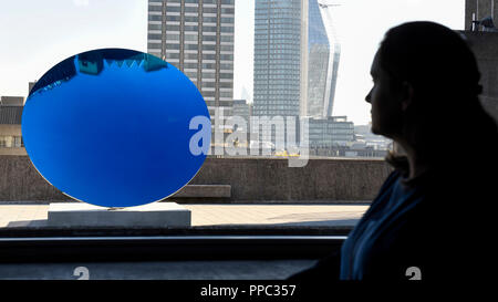 London, Großbritannien. 25. September 2018. Der Frau Blick ky Spiegel, Blau', 2016, von Anish Kapoor. Vorschau von 'Space Laufräder' in der Hayward Gallery, eine Ausstellung, die Werke von 20 internationalen Künstlern, die Sinne der Besucher von Raum stören und ihre Wahrnehmung der Umgebung ändern. Die Show läuft 26. September bis zum 6. Januar 2019. Credit: Stephen Chung/Alamy leben Nachrichten Stockfoto