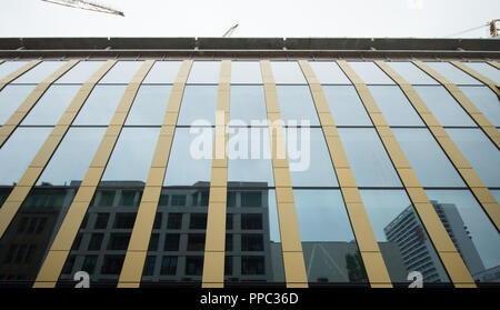 Funktion - Blick auf einen Teil der Glasfassade an der Außenhaut des Gebäudes. Drücken Sie Termin - Führung durch das neue Axel Springer Haus in Berlin, Deutschland am 30.08.2018. | Verwendung weltweit Stockfoto