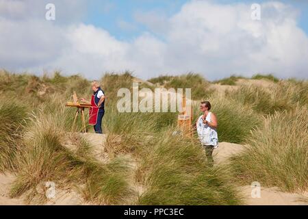 Sturz, East Sussex, UK. 19 Sep, 2018. UK Wetter: schönen sonnigen Tag am Strand von Camber Sands mit Menschen genießen die heißen sonnigen, herbstlichen Wetter. Eine Gruppe von Künstlern die Möglichkeit, die atemberaubende Aussicht mit Öl auf Leinwand aus einer der vielen Sanddünen malen. © Paul Lawrenson 2018, Foto: Paul Lawrenson/Alamy leben Nachrichten Stockfoto