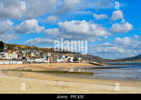 Lyme Regis, Dorset, Großbritannien. 25. September 2018. UK Wetter. Der Strand im Badeort von Lyme Regis in Dorset an einem Tag des warmen Herbst Sonnenschein. Foto: Graham Jagd-/Alamy Live News Credit: Graham Jagd-/Alamy leben Nachrichten Stockfoto