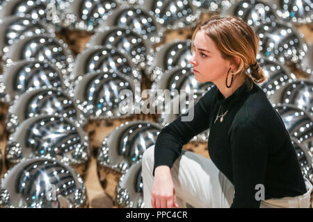 London, UK, 25. Sep 2018. Eine Gallery Assistant posiert im Yayoi Kusama die Narzisse Garten mit Hunderten von Stahlkugeln. Hayward's Galerie Neue große Ausstellungsfläche Schalthebel verfügt über Kunstwerke von 20 führenden internationalen Künstler an, die die Sinne des Besuchers von Raum stören und ihre Wahrnehmung der Umgebung ändern. Die Ausstellung läuft vom 26. September bis 6. Januar. Credit: Imageplotter Nachrichten und Sport/Alamy leben Nachrichten Stockfoto