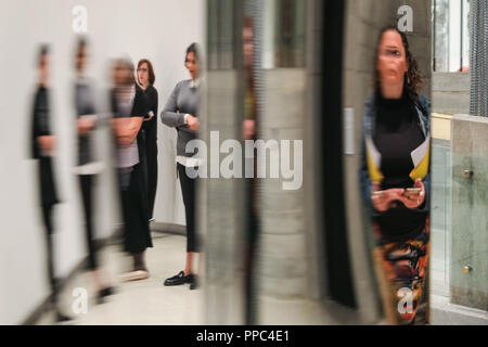 London, UK, 25. Sep 2018. Besucher sind in Anish Kapoor's "Nicht Objekt (Tür)". Hayward's Galerie Neue große Ausstellungsfläche Laufräder Kunstwerke, die von den 20 führenden internationalen Künstler an, die die Sinne des Besuchers von Raum stören und ihre Wahrnehmung der Umgebung verändern. Die Ausstellung läuft vom 26. September bis 6. Januar. Credit: Imageplotter Nachrichten und Sport/Alamy leben Nachrichten Stockfoto