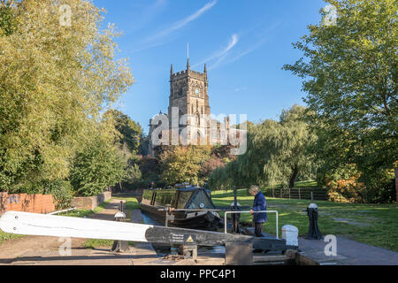 Kidderminster, Großbritannien. September 2018. UK Wetter: Nach einem ungewöhnlich kalten Abend und einem kühlen Start begrüßen die Kidderminster-Bewohner den herrlichen Herbstsonnen, der für den Rest des Tages anhält. Hier kann man ein britisches Paar sehen, das seinen Aufenthalt in Großbritannien genießt, während eines Booturlaubs, der auf einem schmalen Kanal durch die Kidderminster-Schleuse bei der St. Mary's Church fährt. Kredit: Lee Hudson/Alamy Live News Stockfoto