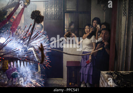 Hongkong, China. 24 Sep, 2018. Die Bewohner sind durch das Feuer drache Performance feierte in der Mitte begrüßt - Herbstfest in Pok Fu Lam Dorf in Hong Kong. Credit: Miguel Candela/SOPA Images/ZUMA Draht/Alamy leben Nachrichten Stockfoto