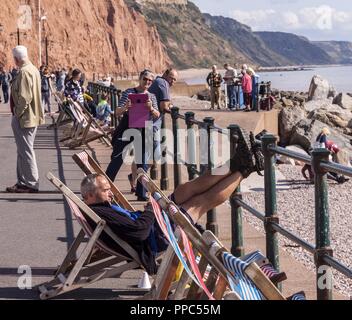 Honiton, Devon, 25. Sept. 18 Ein Mann legt seine Füße in Sidmouth. Herrlicher Sonnenschein und Temperaturen in den niedrigen 20 sind während der ganzen Woche in Devon, um fortzufahren. Foto Central/Alamy leben Nachrichten Stockfoto