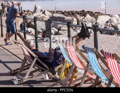 Honiton, Devon, 25. Sept. 18 Ein Mann legt seine Füße in Sidmouth. Herrlicher Sonnenschein und Temperaturen in den niedrigen 20 sind während der ganzen Woche in Devon, um fortzufahren. Foto Central/Alamy leben Nachrichten Stockfoto