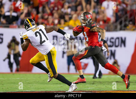 Tampa, Florida, USA. 24 Sep, 2018. Tampa Bay Buccaneers wide receiver Mike Evans (13) Die Fänge und läuft während des Spiels zwischen den Pittsburgh Steelers und die Tampa Bay Buccaneers bei Raymond James Stadium in Tampa, Florida. Del Mecum/CSM/Alamy leben Nachrichten Stockfoto