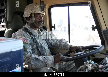 Sgt. Jerome Lee, ein Licht - fahrbare Mechaniker mit Echo Company, 328 Brigade Support Battalion, 56th Stryker Brigade Combat Team, 28 Infanterie Division, Pennsylvania Army National Guard, wird fertig, ein Light Medium taktische Fahrzeug in einen Konvoi von der National Training Center, Fort Irwin zu den Bahnterminals in Yermo, Kalifornien 12.08.19. Nach dem 56. SBCT endet die Bekämpfung der Ausbildung Rotation an NTC, die Fahrzeuge der Pennsylvania Schutzvorrichtung muss dann per Zug in Mechanicsburg, Pennsylvania, wo Sie in ihren Einheiten zurückgegeben wird transportiert werden. Stockfoto