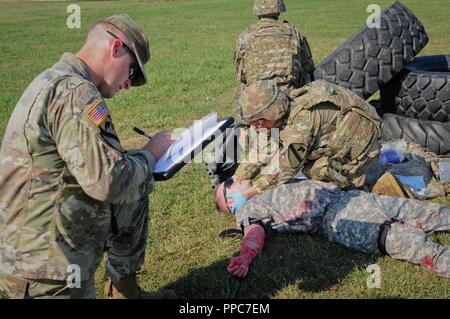 U.S. Army Staff Sgt. Jordan Dorn, der Medic platoon Sergeant für den Hauptsitz und die Konzernzentrale, 2nd Battalion 5th Cavalry Regiment, 1st Armored Brigade Combat Team, 1.Kavallerie Division wertet der US-Armee Cpl. Cassidy Heiden ein combat Medic, HHC, 2-5 Cav, 1 ABCT, 1 CD Mihail Kogalniceanu Airbase in Rumänien, 20. August 2018 zugewiesen. Soldaten durchgeführt Tabelle VIII Medic Skills Validierung, eine jährliche Schulung für Soldaten ihre militärische Spezialität berufliche Qualifizierung als combat Medic zu halten. Stockfoto