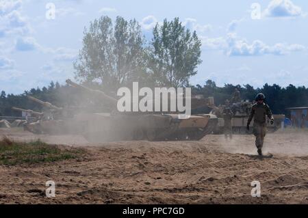 Soldaten zugeordnet zu Alpha Company, 2nd Battalion, 8th Cavalry Regiment, 1st Armored Brigade Combat Team, 1.Kavallerie Division, die M1A2 Abrams Panzer während einer Crew Qualification schießwesen in Drawsko Pomorskie, Polen, August 16, 2018. Die ironhorse Feuerwehr ist in ganz Europa als Teil der Atlantischen lösen, eine Demonstration der anhaltenden US-Engagement für die NATO-Verbündeten für dauerhaften Frieden und Stabilität in Europa eingesetzt. Stockfoto