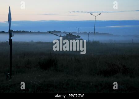 Eine M1A2 Abrams tank Alpha Company, 2nd Battalion, 8th Cavalry Regiment, 1st Armored Brigade Combat Team, 1.Kavallerie Division, wartet, bis der Nebel in den frühen Stunden des Morgens in Drawsko Pomorskie, Polen, August 16, 2018. Die ironhorse Feuerwehr ist in ganz Europa als Teil der Atlantischen lösen, eine Demonstration der anhaltenden US-Engagement für die NATO-Verbündeten für dauerhaften Frieden und Stabilität in Europa eingesetzt. Stockfoto