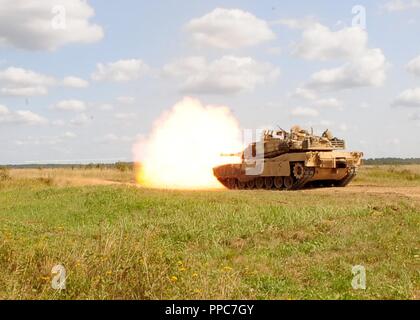 Eine M1A2 Abrams tank Alpha Company, 2nd Battalion, 8th Cavalry Regiment, 1st Armored Brigade Combat Team, 1.Kavallerie Division, Brände in einem Tank Crew Qualification schießwesen in Drawsko Pomorskie, Polen, August 16, 2018. Die ironhorse Feuerwehr ist in ganz Europa als Teil der Atlantischen lösen, eine Demonstration der anhaltenden US-Engagement für die NATO-Verbündeten für dauerhaften Frieden und Stabilität in Europa eingesetzt. Stockfoto