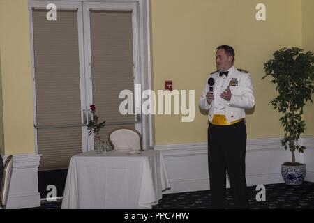 Us-Marine Kapitän Trent L. Outhouse, kommandierender Offizier der 2d Dental Bataillon, 2. Marine Logistics Group, spricht während der Marine Dental Corps 106th Birthday Ball im Paradise Point Officer, Camp Lejeune, N.C., Aug 17., 2018. 2d-Dental Bn. gehalten, die Kugel zu 106 Jahre der Marine-zahnmedizinischen Korps, Reinigungen, orale Chirurgie und Prothetik für Navy und Marine Corps service Mitglieder feiern. Stockfoto