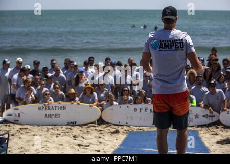 Wiederherstellung service Mitglieder, Veteranen, die Freiwilligen und Ihre Angehörigen für ein Gruppenfoto vorbereiten, während der 12. jährlichen Betrieb Amped Surf Camp in San Onofre Strand an der Marine Corps Base Camp Pendleton, Kalifornien, Aug 18., 2018. Betrieb Amped ist eine gemeinnützige Organisation, die Verwundeten, Kranken und Verletzten service Mitglieder und Veteranen während ihrer Genesung. Stockfoto