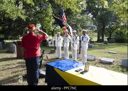 SAN ANTONIO (13. August 2018) John Rodriguez, ein Marine Corps Veteran, begrüßt als die Marine Medizin Training Support Center (NMTSC) Chief Petty Officer (CPO) wählen Sie Color Guard stellt Farben während eine Grabstätte Gedenkfeier zu Ehren John E. Hospitalman Kilmer an San Jose Beerdigung Park. Kilmer wurde tödlich während des Angriffs auf Bunker Hill am 12.08.1952 verwundet und wurde posthum die Ehrenmedaille am 18. Juni 1953 ausgezeichnet. Stockfoto