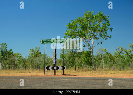 Schild an der Kreuzung von Highway 1, Outback, Northern Territory, Australien Stockfoto