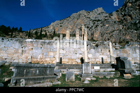 Griechische Kunst. Griechenland. Delphi. Der Stoa der Athener. Alte Gebäude in das Heiligtum des Apollo. Es war c. gebaut 478-470 v. Chr. frühen Klassischen Periode. Im Hintergrund, die dorischen Säulen vom Tempel des Apollo. Stockfoto