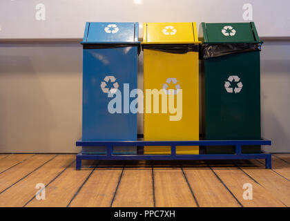 Verschieden farbige Papierkörbe für die Sammlung von Recycling Materialien Stockfoto
