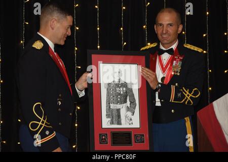 Oberstleutnant Cullen Jones (Links) und die US-Armee Korps der Ingenieure Nashville District Commander, präsentiert seine ganz eigene Zeichnung von Oberstleutnant John W. Barlow, erste Kommandant der Nashville Bezirk, zu Oberst Paul J. Kremer, Große Seen und Ohio River Division stellvertretender Kommandant, in Anerkennung für seine Teilnahme am 130. Jahrestag des Bezirks Ball. (USACE Stockfoto