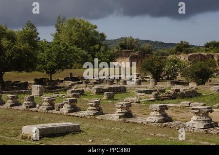 Griechische Kunst. Das leonidaion. Unterkunft für Sportler, die sich an die Olympischen Spiele in Olympia. Es wurde um 330 v. Chr. errichtet und finanziert und von Leonidas von Naxos. Olympia. Griechenland. Stockfoto