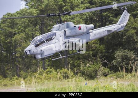 US Marine Corps AH-1W Super Cobra Kampfhubschrauber zieht aus dem