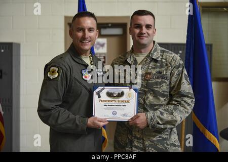 Brig. Gen. Robert G. Novotny, 57 Wing Commander, stellt der Präsident Hundert award Staff Sgt. Andrew Wilson, 757Th Aircraft Maintenance Squadron Strike Aircraft Maintenance Unit F-15E Strike Eagle Fighter jet Mannschaft Leiter, an der Nellis Air Force Base in Nevada, 15 August, 2018. Wilson verdient der Präsident Hundert" nach dem shooting ein perfektes Ergebnis im Jahr 2018 nationalen Trophäe Pistole übereinstimmt und kleinen Waffen feuern Schule am Lager Perry, Ohio. Stockfoto
