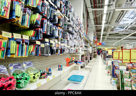 Sofia, Bulgarien, 17. August 2018: schulbedarf in einem Supermarkt, zurück in die Schule Konzept, Supermarkt stand von großes Einkaufszentrum Jumbo Stockfoto