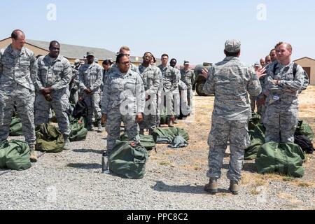 Us-Flieger mit den 60 medizinische Gruppe in einer Fähigkeit, zu überleben und zu bedienen Rodeo bei Travis Air Force Base, Calif., 20. August 2018 teilnehmen. Das Rodeo Beteiligten tragen verschiedene Phasen der Mission-orientierten schützende Haltung Gang und in verschiedenen Bereichen der Ausbildung Selbst - Hilfe und Buddy Pflege und nach dem Angriff eine Aufklärung zu gehören. Stockfoto