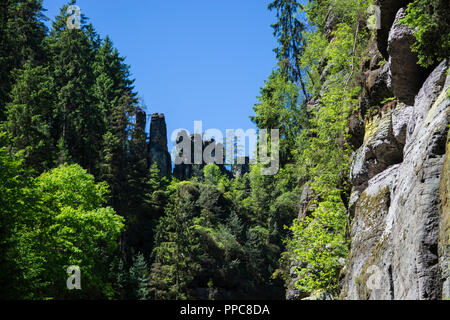 Die Kamnitz Schlucht, Tschechisch: Soutesky Kamenice, Deutsch: Kamnitzklamm oder Edmundsklamm, ist eine felsige Schlucht in der Böhmischen Schweiz in der Tschechischen Republik. Stockfoto