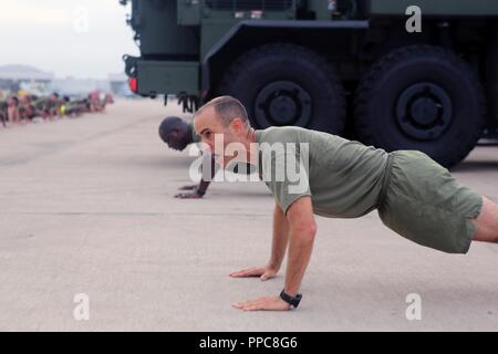 Oberstleutnant Michael A. Spears, kommandierender Offizier der Sitz und die Hauptverwaltung Squadron, fordert Wiederholung für pushups nach einem Durchlauf mit seinem Geschwader in der Marine Corps Air Station Miramar, Calif., Aug. 21. Spears führte seine Marines während der letzten Staffel laufen lassen, bevor Befehl mit Oberstleutnant Alan J. Clarke, Zukunft kommandierender Offizier der H&HS. Stockfoto