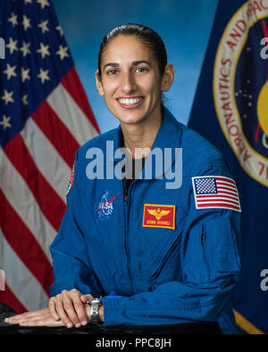 NASA-Astronaut Kandidat Jasmin Moghbeli formale Portrait am Johnson Space Center, 28. November 2017 in Houston, Texas. Moghbeli ist eine iranisch-amerikanische Marine Corps Test Pilot und der NASA-Astronaut Kandidat der Klasse von 2017. Stockfoto