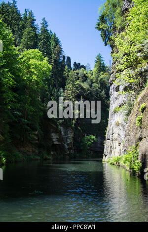 Die Kamnitz Schlucht, Tschechisch: Soutesky Kamenice, Deutsch: Kamnitzklamm oder Edmundsklamm, ist eine felsige Schlucht in der Böhmischen Schweiz in der Tschechischen Republik. Stockfoto