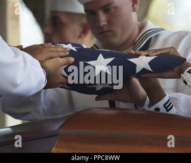 Eine Ehrengarde Detail aus US-Segler zur Marine Region Hawaii zugewiesen falten Sie die amerikanische Flagge während der Beerdigung von U.S. Navy Machinist Mate 1. Klasse Arthur Glenn an der Nationalen Gedenkstätte Friedhof der Pazifik, Honolulu, Hawaii, Aug 21., 2018. Am 7. Dezember 1941, Glenn war die USS Oklahoma, die Feuer von japanischen Flugzeugen nachhaltige zugeordnet. Das Schiff kenterte nach mehreren Torpedo Hits, die den Tod von mehr als 429 Besatzungsmitglieder bei Ford Insel, Pearl Harbor. Glenn ist das 100 Oklahoma sailor gekennzeichnet durch DNA-Analyse mit Hilfe der Verteidigung POW/MIA Konto Stockfoto