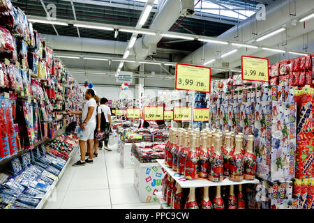 Sofia, Bulgarien, August 17,2018: Verbrauchsmaterialien für Kindergeburtstag, Kerzen, Champagner, Kunststoff Teller, Tassen und andere Dinge, die auf den Verkauf in biig Supermarkt Stockfoto